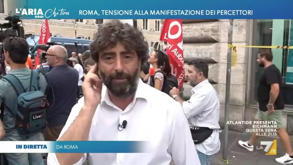 L’Aria che Tira, inviato si ritrova nella guerriglia degli ex percettori del reddito di cittadinanza