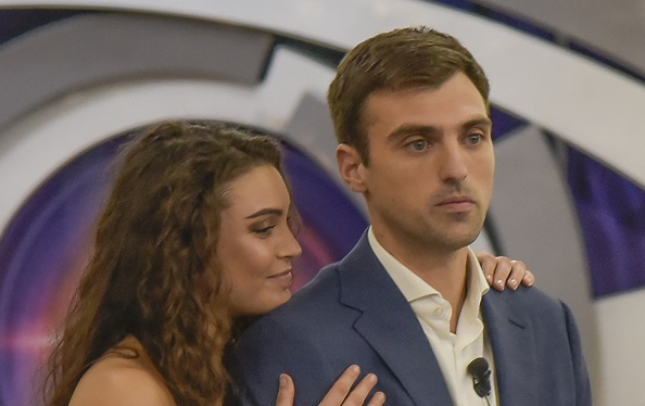 Grande Fratello, Angelica spiega il motivo del mancato bacio col fidanzato Riccardo