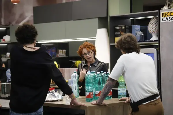 Grande Fratello, la casa accerchia la ‘falsa’ Beatrice