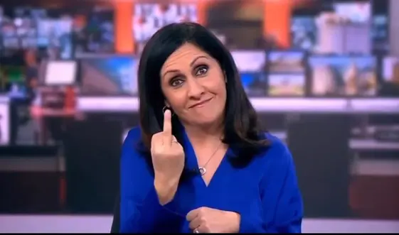 Giornalista BBC mostra il dito medio durante il TG
