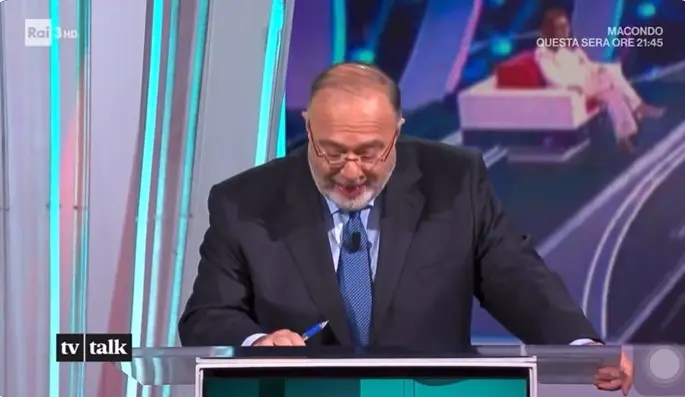 Massimo Bernardini si scusa per l’assenza di Signorini a Tv Talk