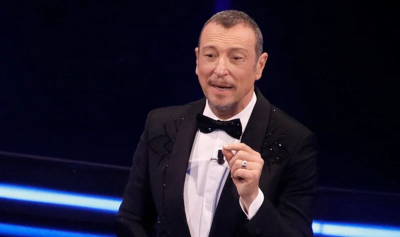 Amadeus apre a Sanremo 2025