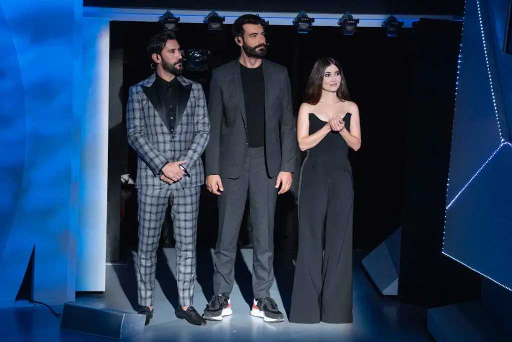 Paolo Bonolis e gli attori di Terra Amara alla prima puntata di C’è Posta Per Te 2024