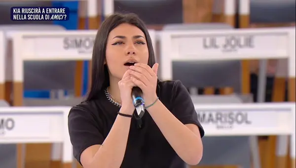 Amici sostituisce Mew e Matthew con le cantanti Kia e Nahaze
