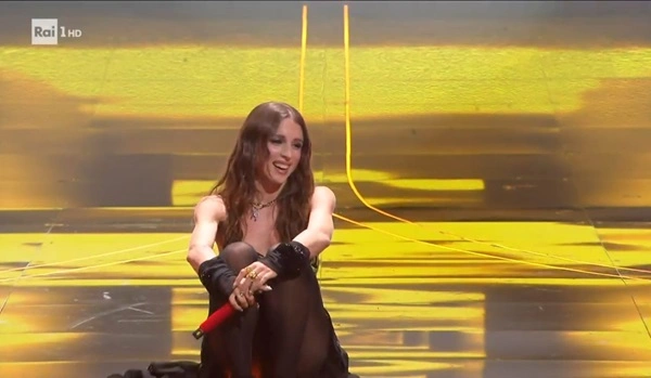 Angelina Mango cade sul palco di Sanremo