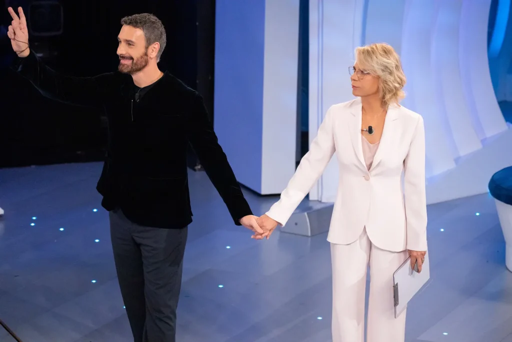 Ascolti TV | Sabato 3 febbraio 2024. C’è Posta per Te fa il pieno (31% – 4,65 mln), Tali e Quali cresce con la finale ma non basta (18.5% – 2,99 mln)