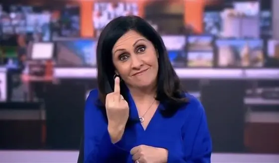 Giornalista BBC mostra il dito medio durante il TG
