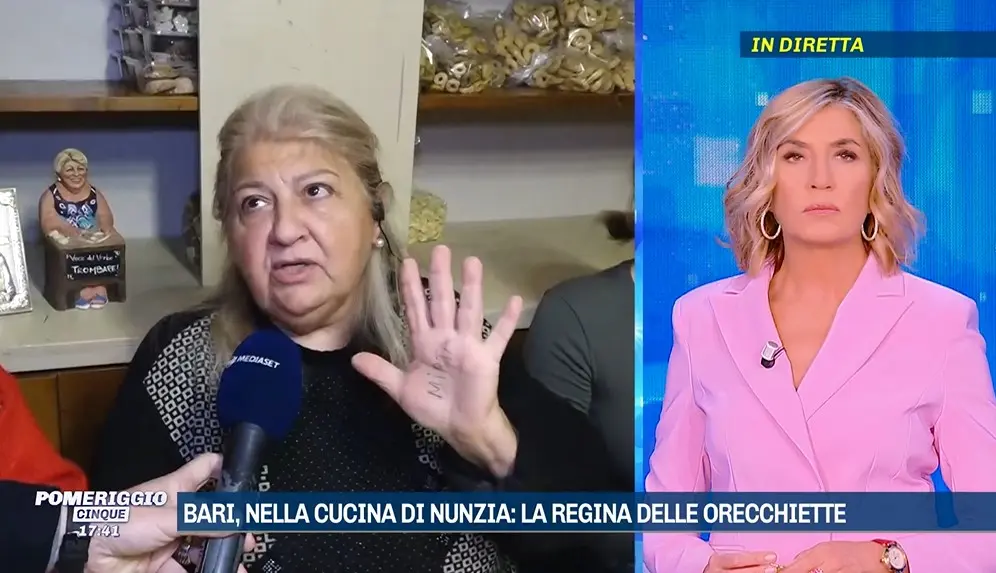 Pomeriggio Cinque, la signora delle orecchiette si è scritta il nome della Merlino sulla mano