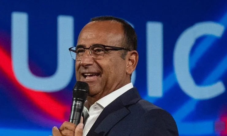 Carlo Conti al fianco di Andrea Delogu al Summer Hits (promosso su Rai1)