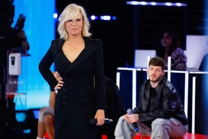 Ascolti TV | Sabato 4 maggio 2024. Amici vince col 25.4%