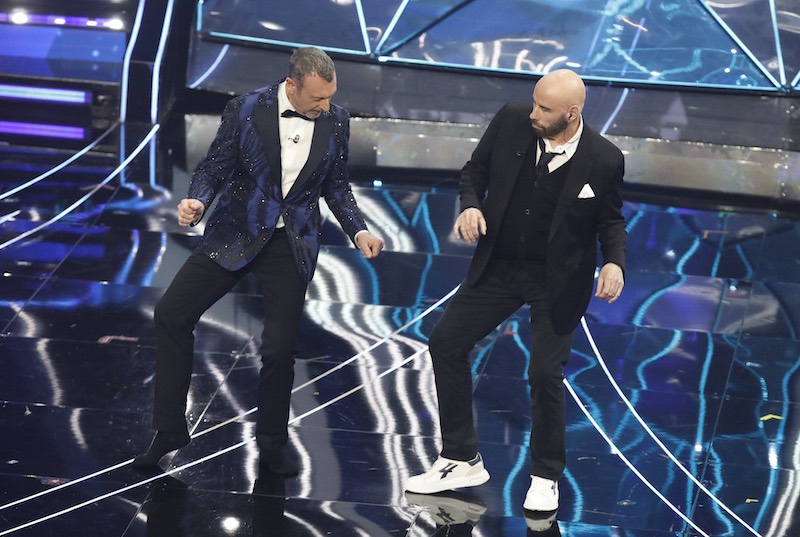 Rai multata di oltre 200 mila euro per la pubblicità occulta di Travolta a Sanremo