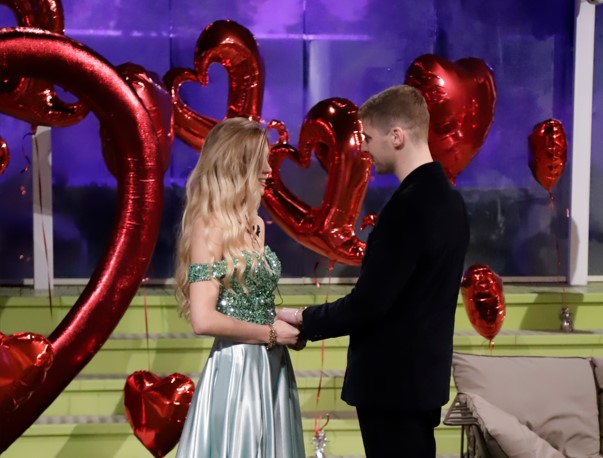 Grande Fratello, Anita ci ricasca con i biglietti dall’esterno?