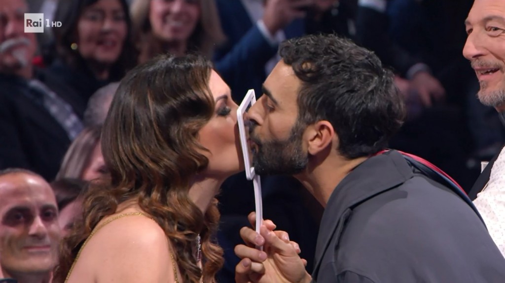Sanremo 2024, Mengoni distribuisce ‘preserbacini’ al pubblico