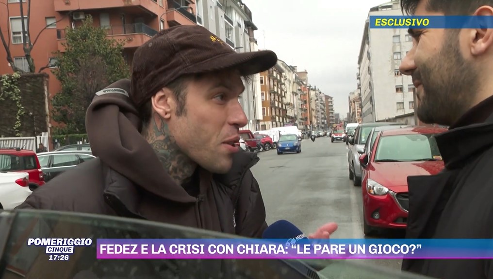 Fedez a Pomeriggio Cinque glissa sulla Ferragni: «Le priorità sono i miei figli»