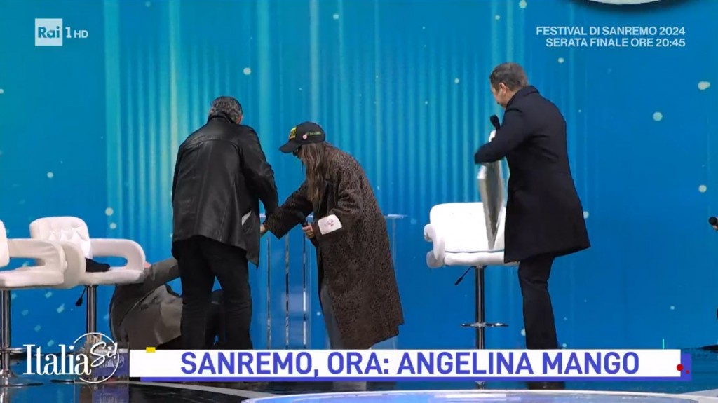 Mauro Coruzzi cade sul palco di Piazza Colombo a Sanremo