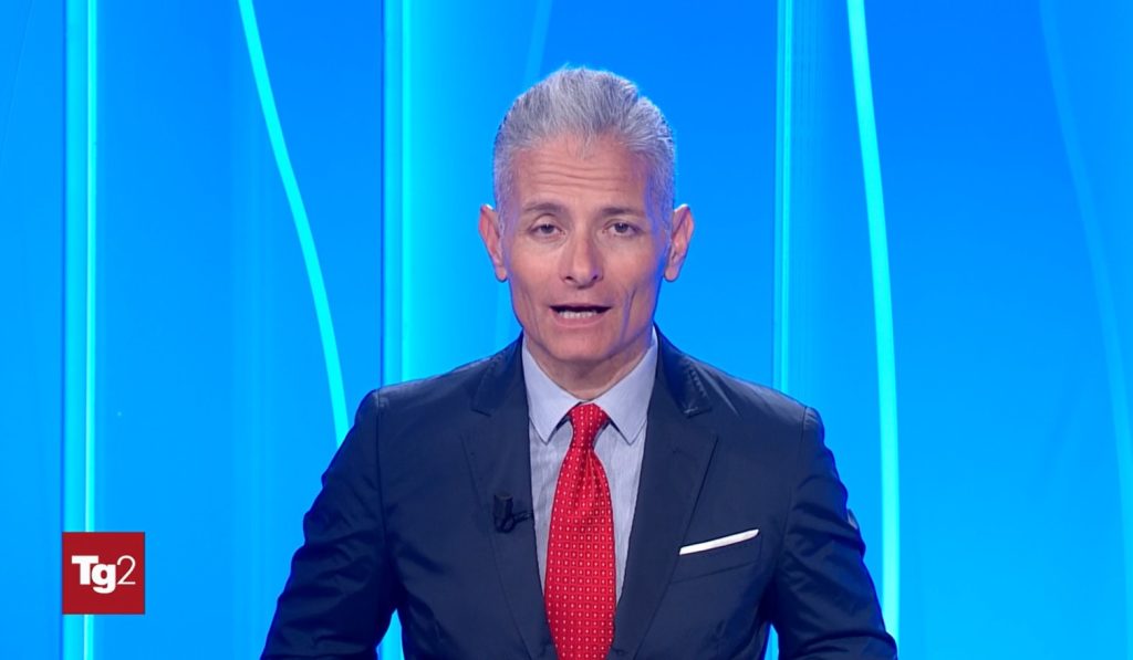 TG2, il conduttore commenta il servizio su Fiorello e la figlia pensando di non essere in onda