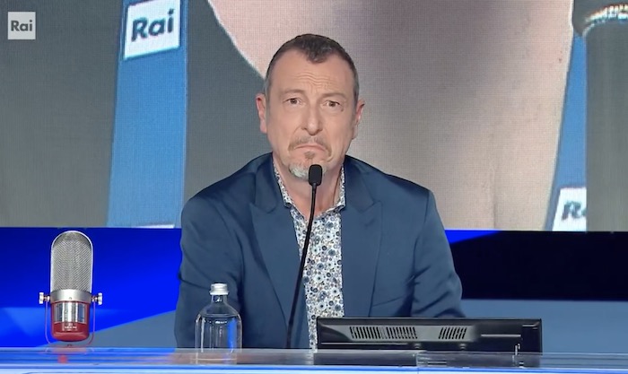 Sanremo 2024, conferenza stampa terza serata in diretta. Amadeus nervoso su Travolta
