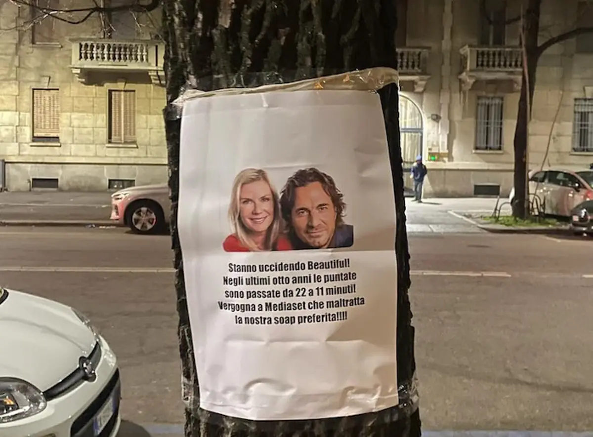 Spettatore che ha tappezzato in maniera amatoriale Milano con manifesti di protesta per il trattamento di Beautiful
