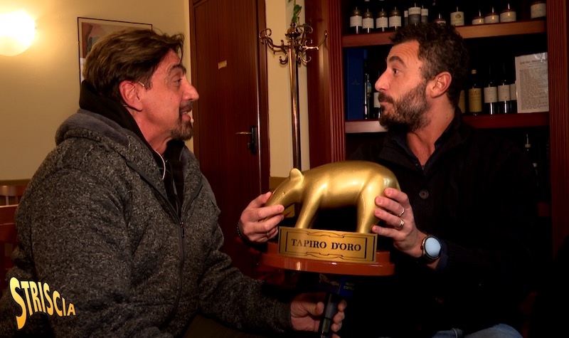 Striscia consegna il Tapiro al deputato Pozzolo