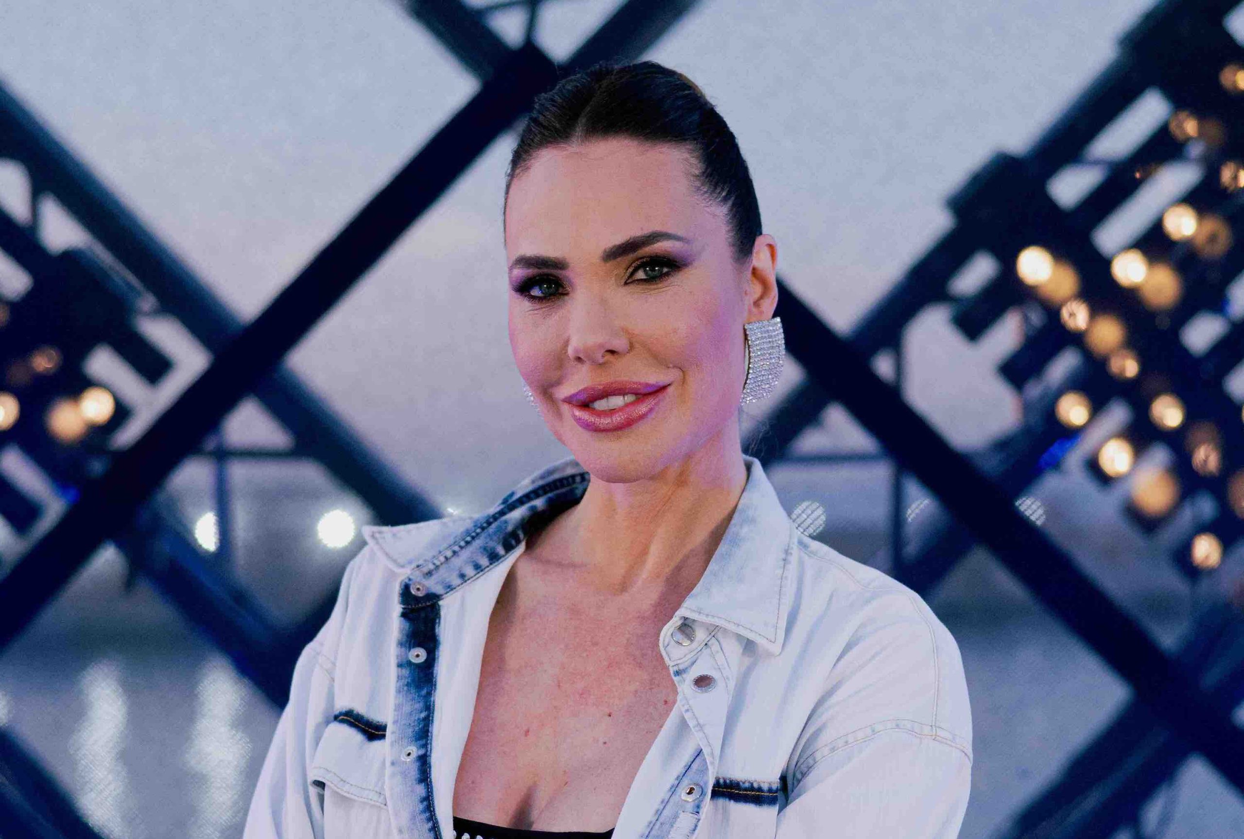 Infilata di gaffe di Ilary Blasi durante le registrazioni di Battiti Live