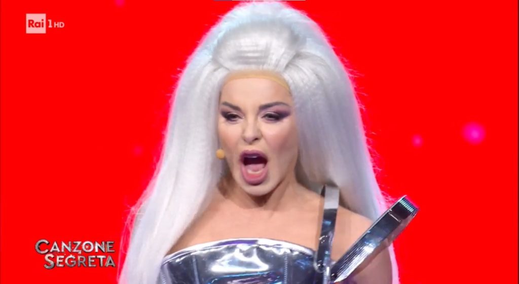 Alba Parietti risponde a Davide Maggio