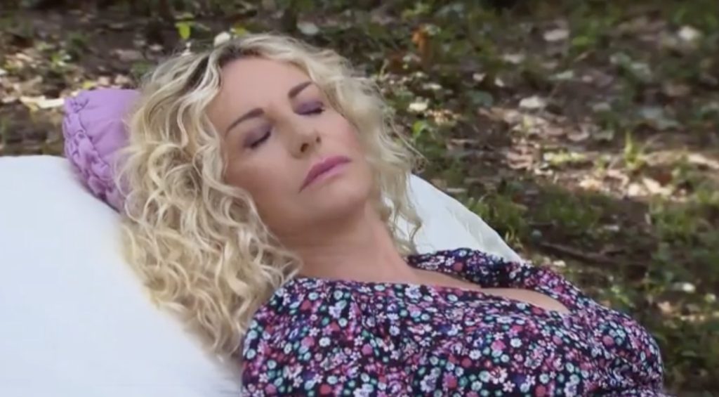 Antonella Clerici organizza il suo funerale: “Per la cremazione preferirei la pira al forno crematorio. Mettetemi nel bosco”