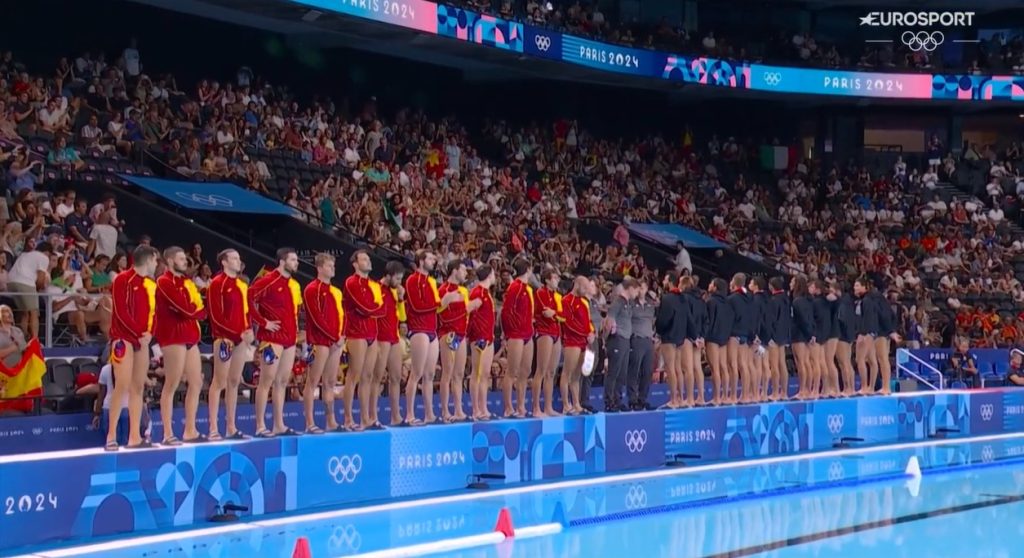 Settebello in protesta: spalle alla giuria durante l’esecuzione dell’Inno di Mameli