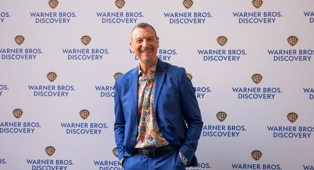 Amadeus punge su Affari Tuoi: “Consiglio di festeggiare alla fine della stagione”