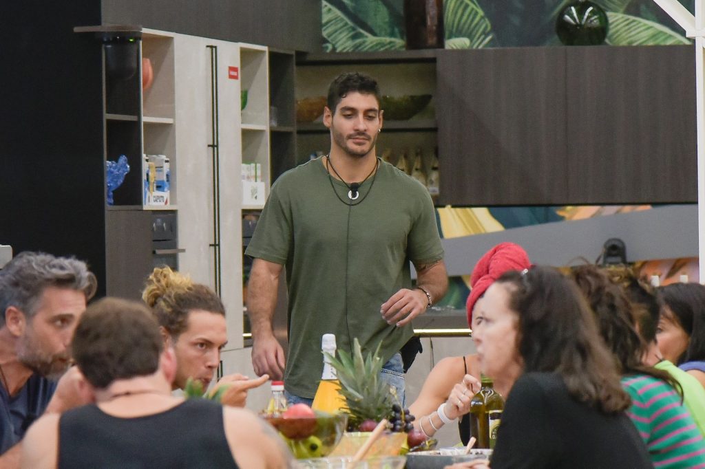 Grande Fratello, guai per Javier Martinez: la sua squadra vuole denunciarlo