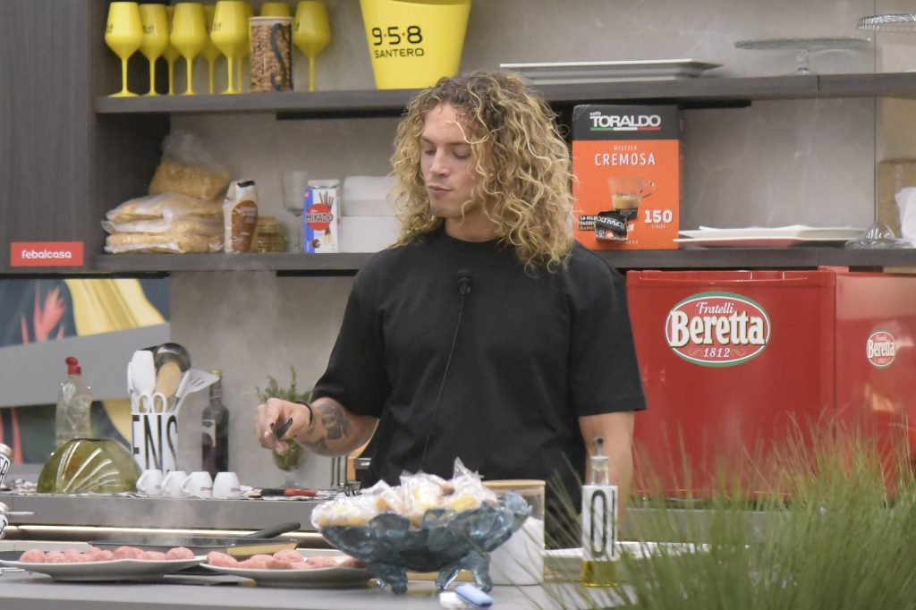 Grande Fratello, Giglio racconta le sue maratone a letto