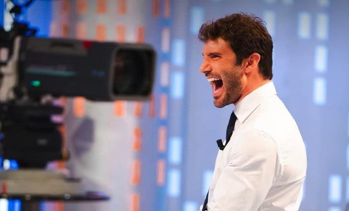 Stefano De Martino si prende la prima serata di Rai 1 con Affari Tuoi