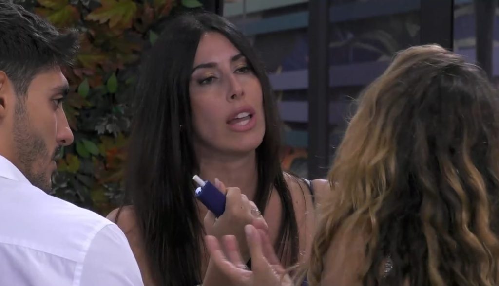 Grande Fratello, Amanda critica l’italiano di Helena. La modella: “Non capisci un caz*o? Allora vai a fanc*lo”