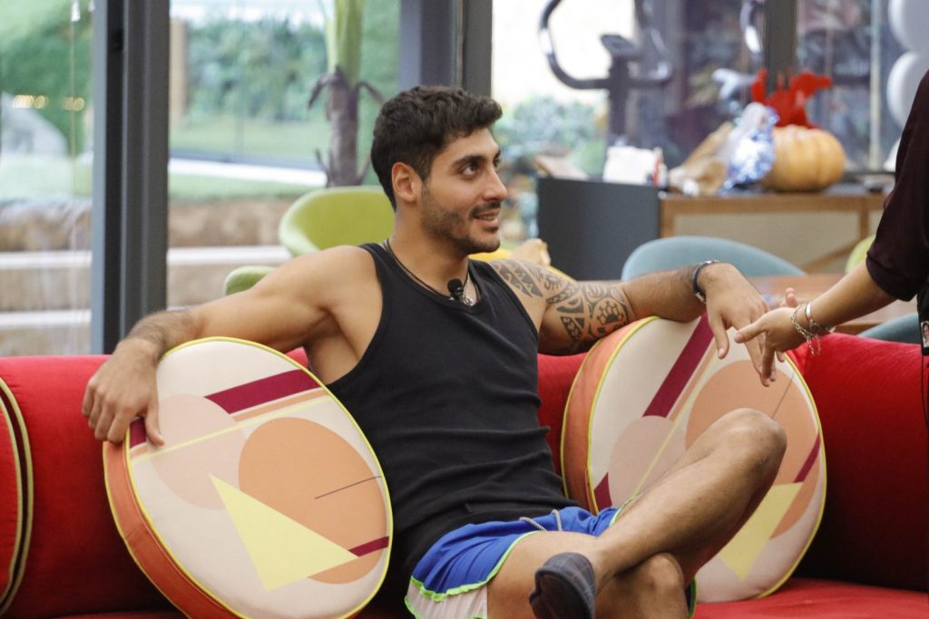 Grande Fratello, Javier su Shaila e Lorenzo: “Mi possono far vedere pure mentre sco*ano che non mi importa niente”