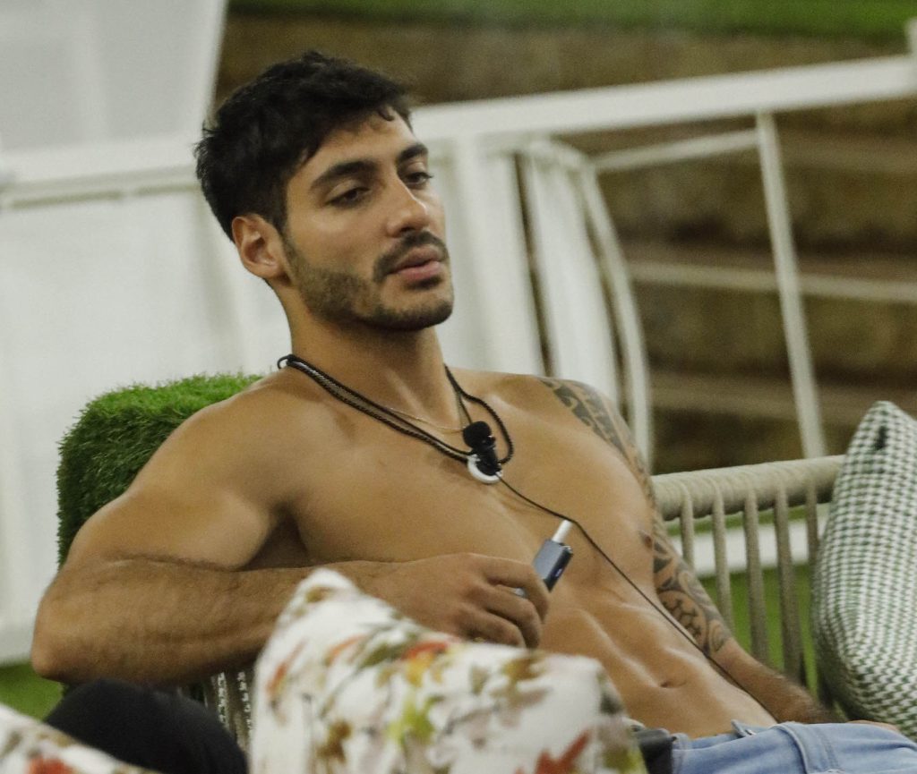 Grande Fratello, Javier ancora si illude su Shaila