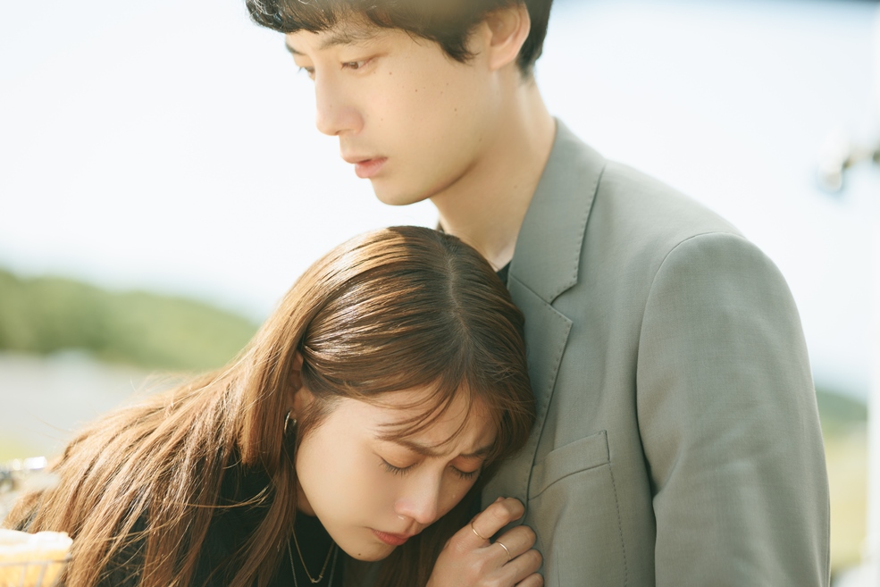 Kasumi Arimura e Kentaro Sakaguchi in Beyond Goodbye