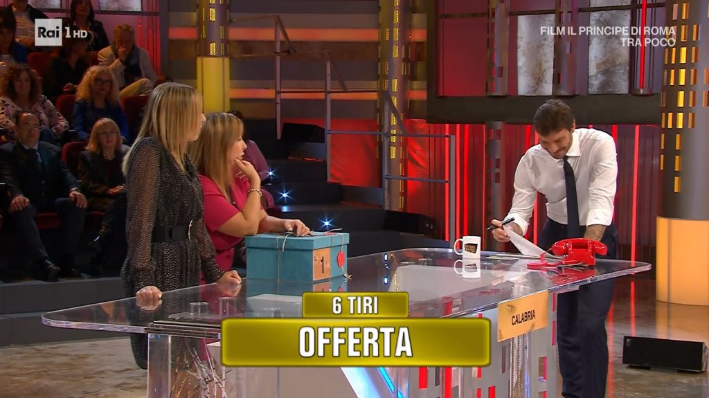 Gaffe di De Martino ad Affari Tuoi: sbaglia a scrivere l’offerta del Dottore