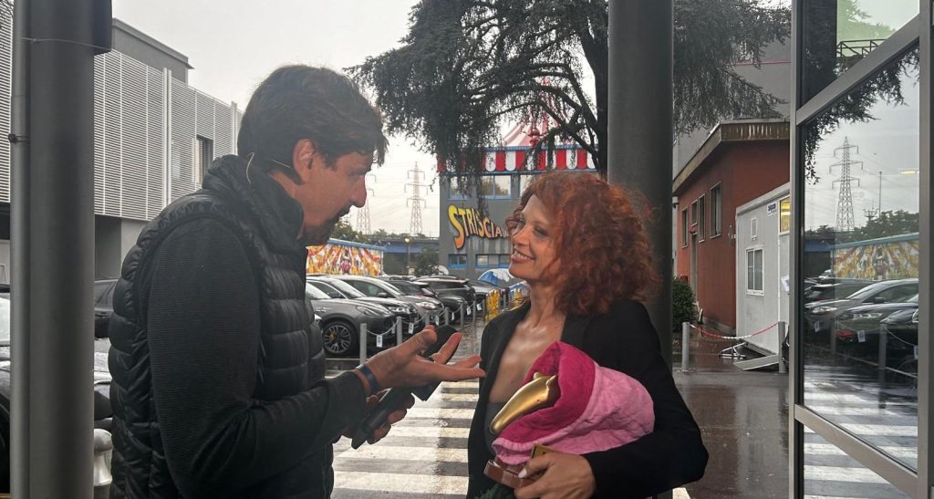 Beatrice Luzzi punge Signorini: “Il vero esperto di piumoni è lui”