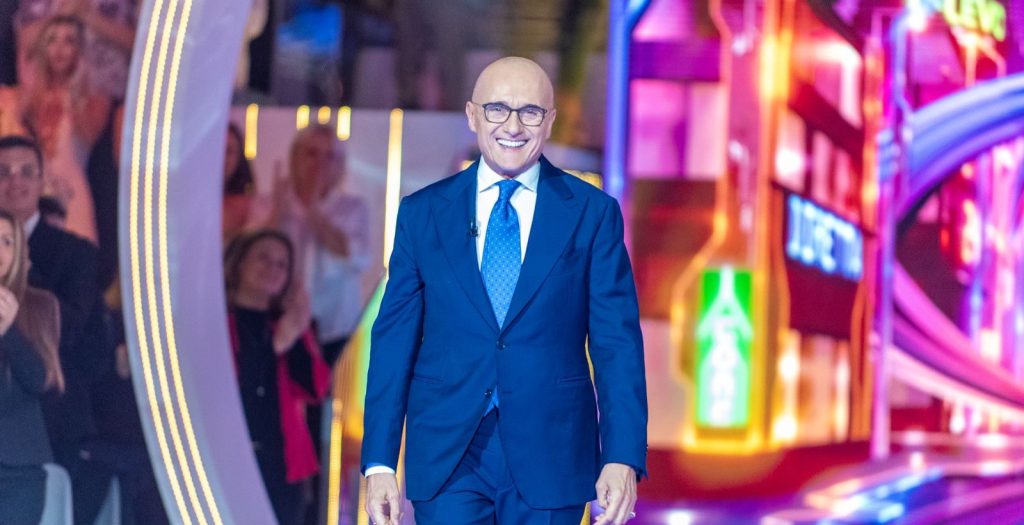 Signorini ritratta: “Il GF è un gioco con rigorosi controlli. Lorenzo non ha fatto nulla di male”. Beh va beh!