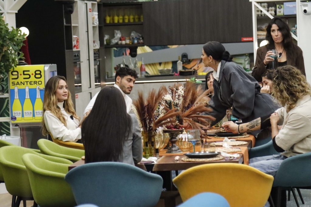 Shaila squallida contro Helena: “Giocatrice languida dal culetto peloso”