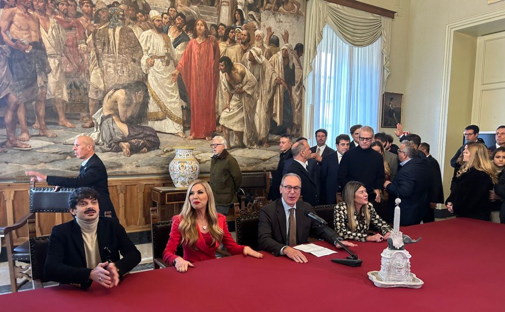 Capodanno in Musica: Canale 5 a Catania con Panicucci e Rovazzi. Il cast