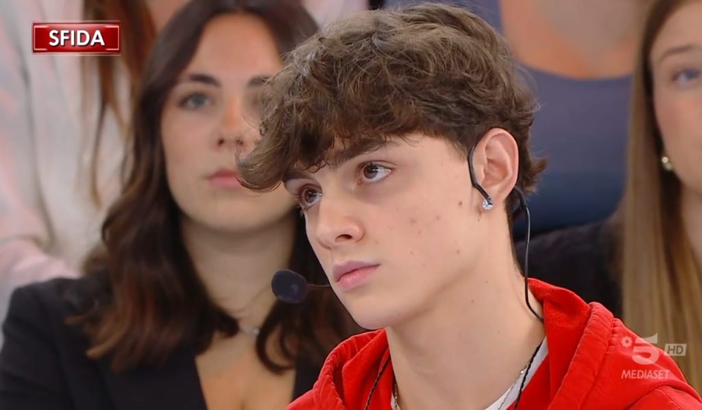 Amici 24, diretta decima puntata: Luk3 batte due sfidanti ma finisce di nuovo in sfida