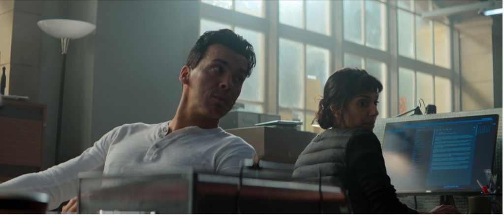 ewfik Jallab (Matis Garnie) e Ritu Arya (Zara Taylor) in una scena di Attacco al potere- Paris has fallen