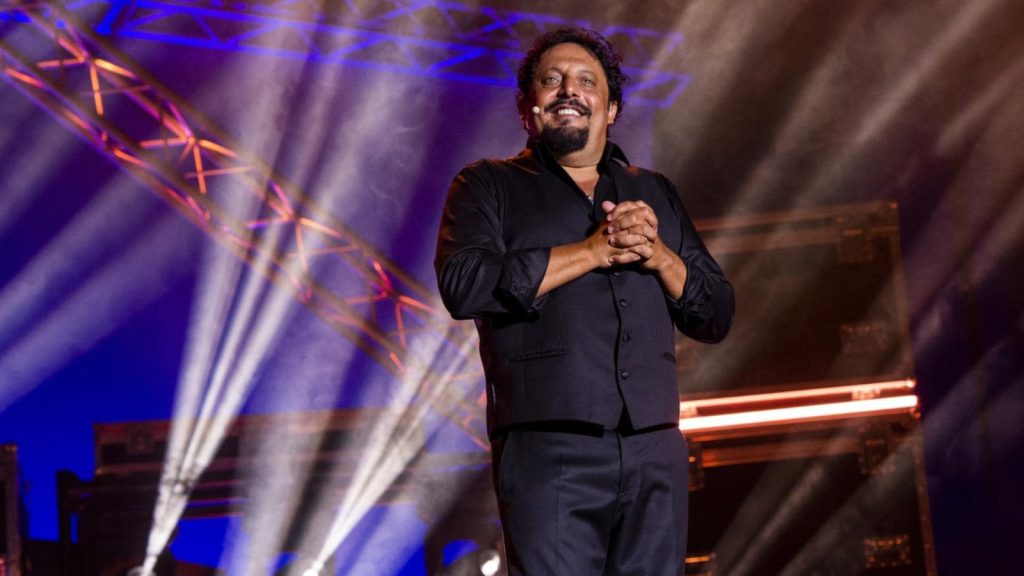 Enrico Brignano torna su Rai 2 con Ma…diamoci del tour! In Europa