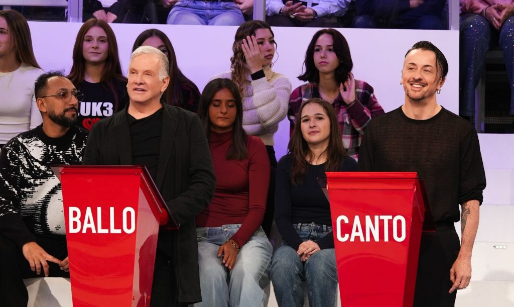 Amici 2025, diretta quattordicesima puntata. Celentano a Emanuel Lo: “Stai zitto e non dire fregnacce”