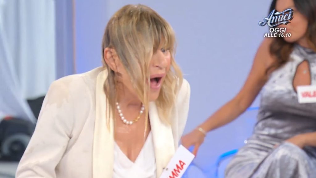 Il gavettone di Tina a Gemma