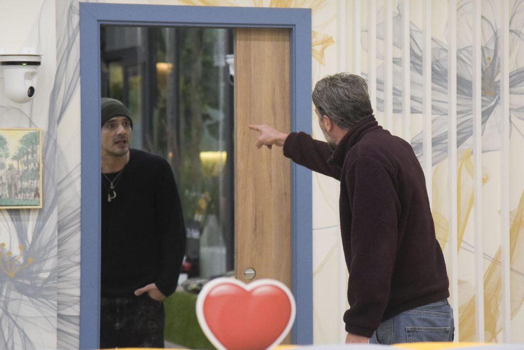 GF, Luca smaschera Lorenzo: “In Spagna, hai guardato Instagram”