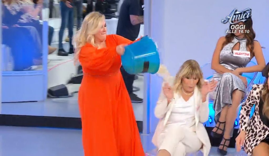 Tina Cipollari fa un nuovo gavettone a Gemma Galgani