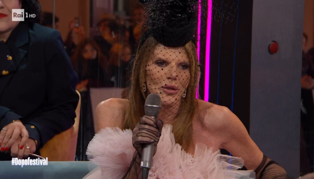 Anna Dello Russo irritata al Dopofestival: “Se non mi date lo spazio io non vengo più”