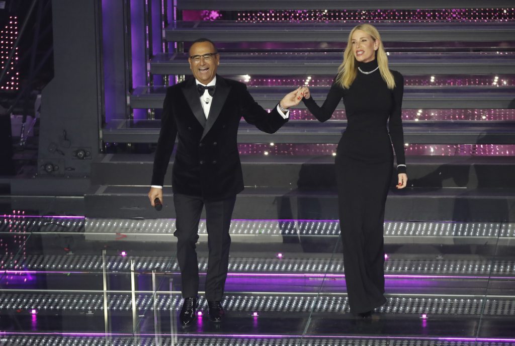 Ascolti Sanremo 2025, finale. Conti (72.7%) non supera Amadeus (74.1% e 89.6% dopo le 2)