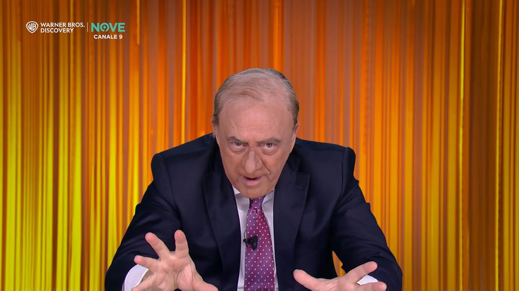 Crozza ‘sfotte’ Vespa: “Ogni Stato ha un giornalista di regime che dice tutto quello che fa felice il Governo”